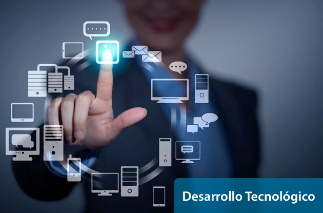 Mujer señalando imágenes relacionadas con la tecnología