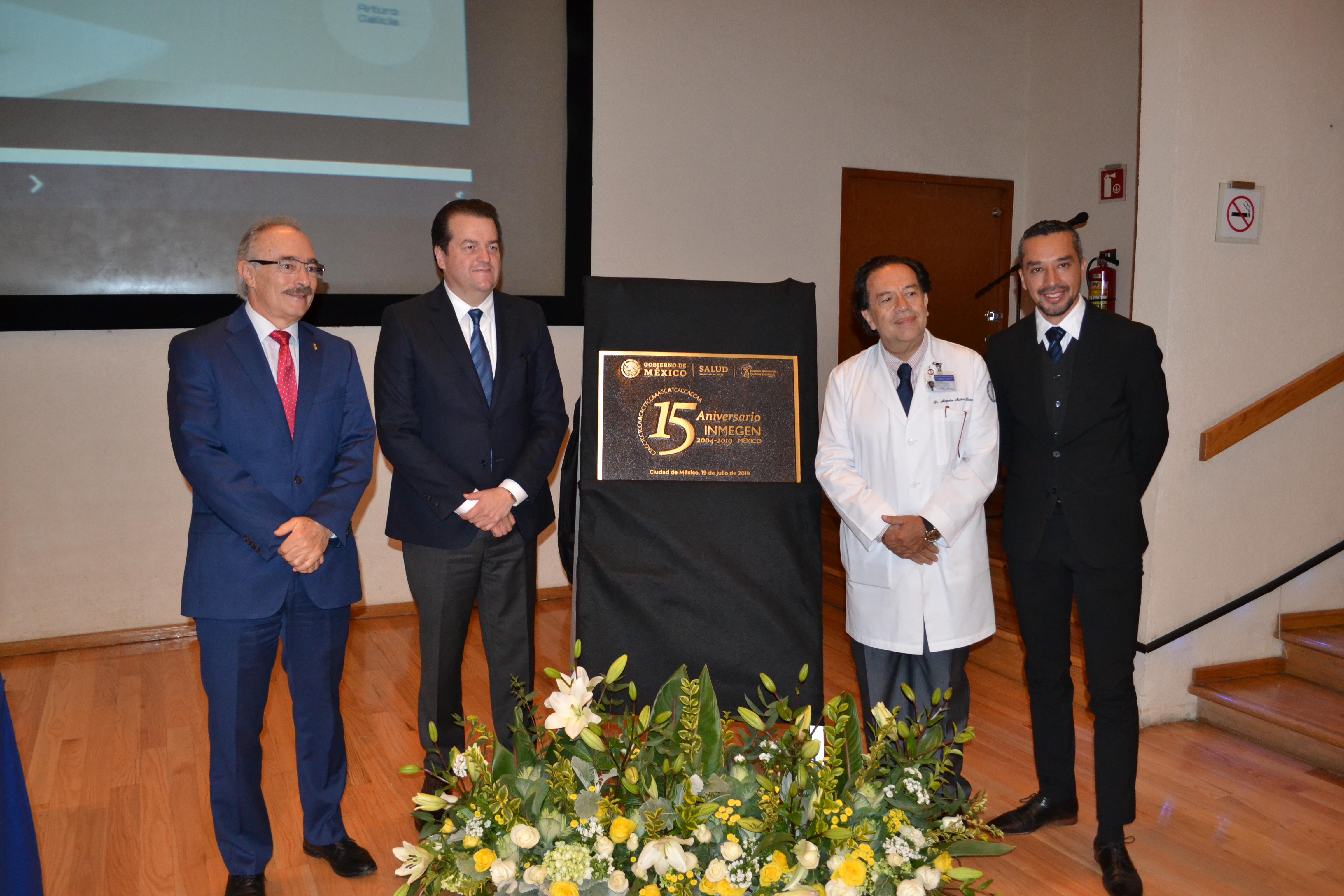 Revelación de la placa conmemorativa por el 15 Aniversario del Inmegen