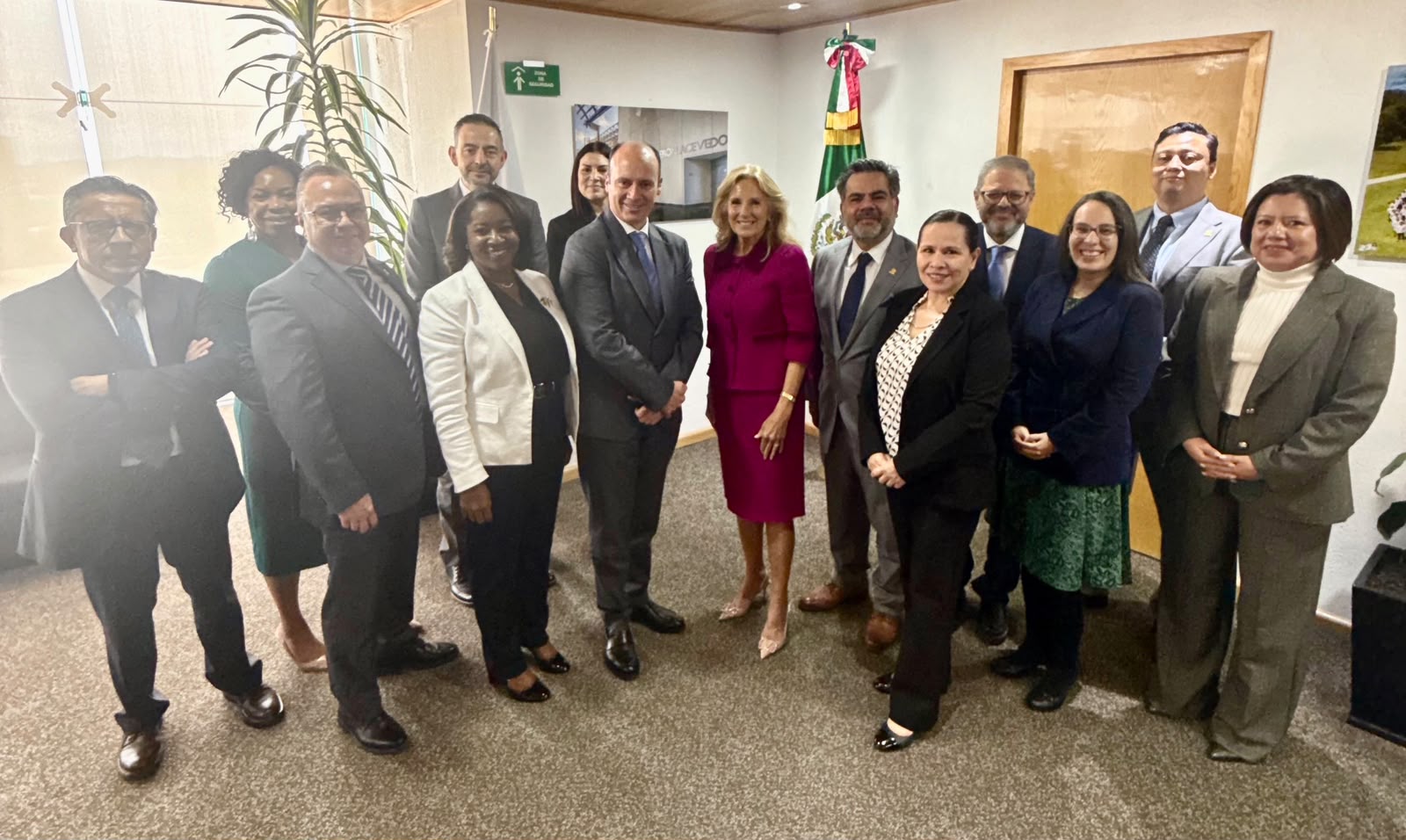 La Dra. Jill Biden y la Red de Salud de la Mujer del Instituto Milken visitan al INMEGEN